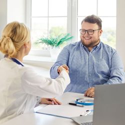 Veja por que soluções rápidas não resolvem o avanço da doença e a importância de enxergá-la como uma condição de saúde, não apenas estética