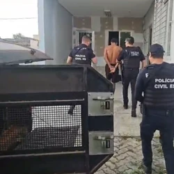 Jovem de 24 anos foi detido no mesmo bairro onde o crime ocorreu; homicídio foi registrado por câmera de segurança