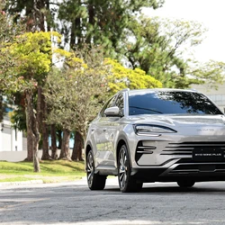 Nova linha traz melhorias em desempenho e autonomia, com motor mais potente e pacote de baterias maior, e mantém o preço em R$ 249.990; versão flex será lançada ainda este ano