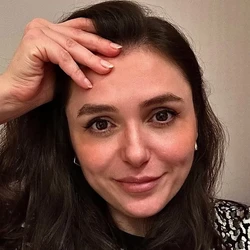 Condição é caracterizada por sensação constante de agitação e dificuldade de permanecer parado e exige avaliação médica para diagnóstico e tratamento adequados