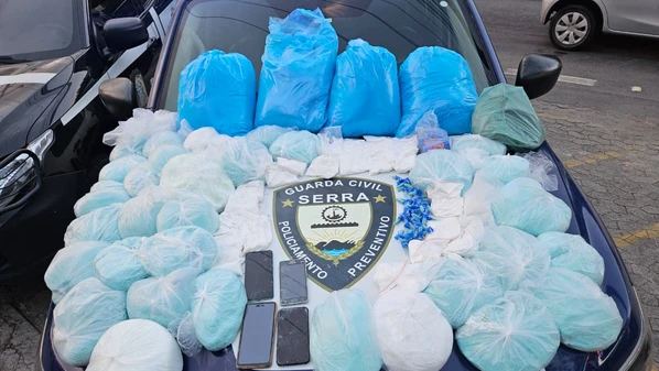 A Guarda Municipal montou um cerco em volta da casa onde três homens preparavam os entorpecentes para serem comercializados; denúncia anônima levou a corporação até o local