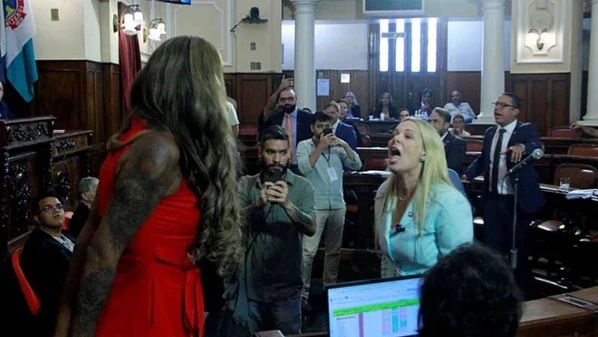 Proposta de Benny Briolly foi aprovada por oito a seis; discussão termina com intervenção de parlamentares e sessão encerrada