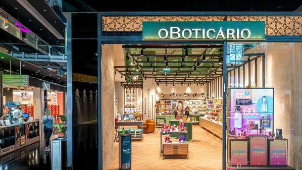 Prestes a completar 50 anos, a marca, que nasceu como uma pequena farmácia de manipulação no Centro de Curitiba, se transformou em um ecossistema internacional com três fábricas, oito centros de distribuição no Brasil e em Portugal, e mais de 21 mil colaboradores diretos