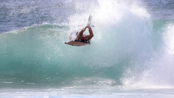 Luna Hardman na edição 2026 do Hawai’i Pipeline Bodyboarding Championship