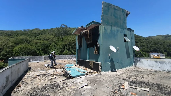 Caixa d'água estoura, inunda prédio e destroços atingem casas vizinhas em Vitória por Divulgação | Crea-ES