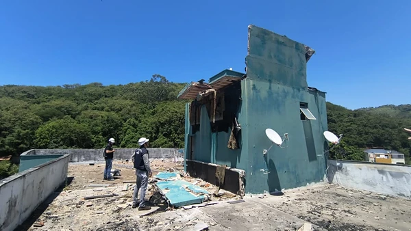 Caixa d'água estoura, inunda prédio e destroços atingem casas vizinhas em Vitória por Divulgação | Crea-ES