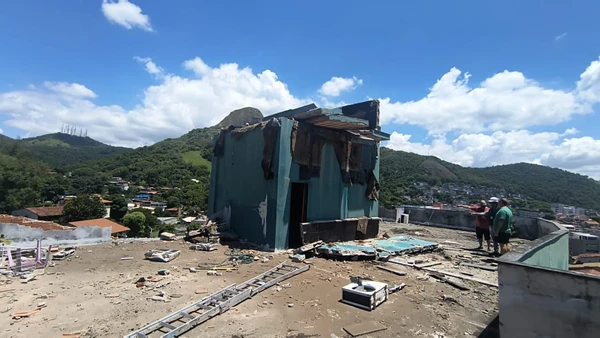 Caixa d'água estoura, inunda prédio e destroços atingem casas vizinhas em Vitória por Divulgação | Crea-ES