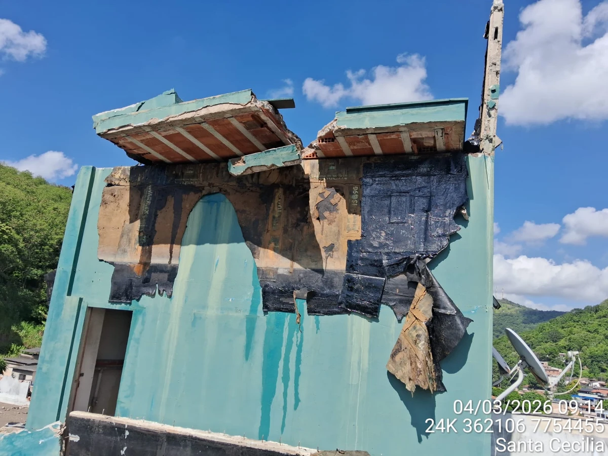 Caixa d'água estoura, inunda prédio e destroços atingem casas vizinhas em Vitória por Divulgação | Crea-ES