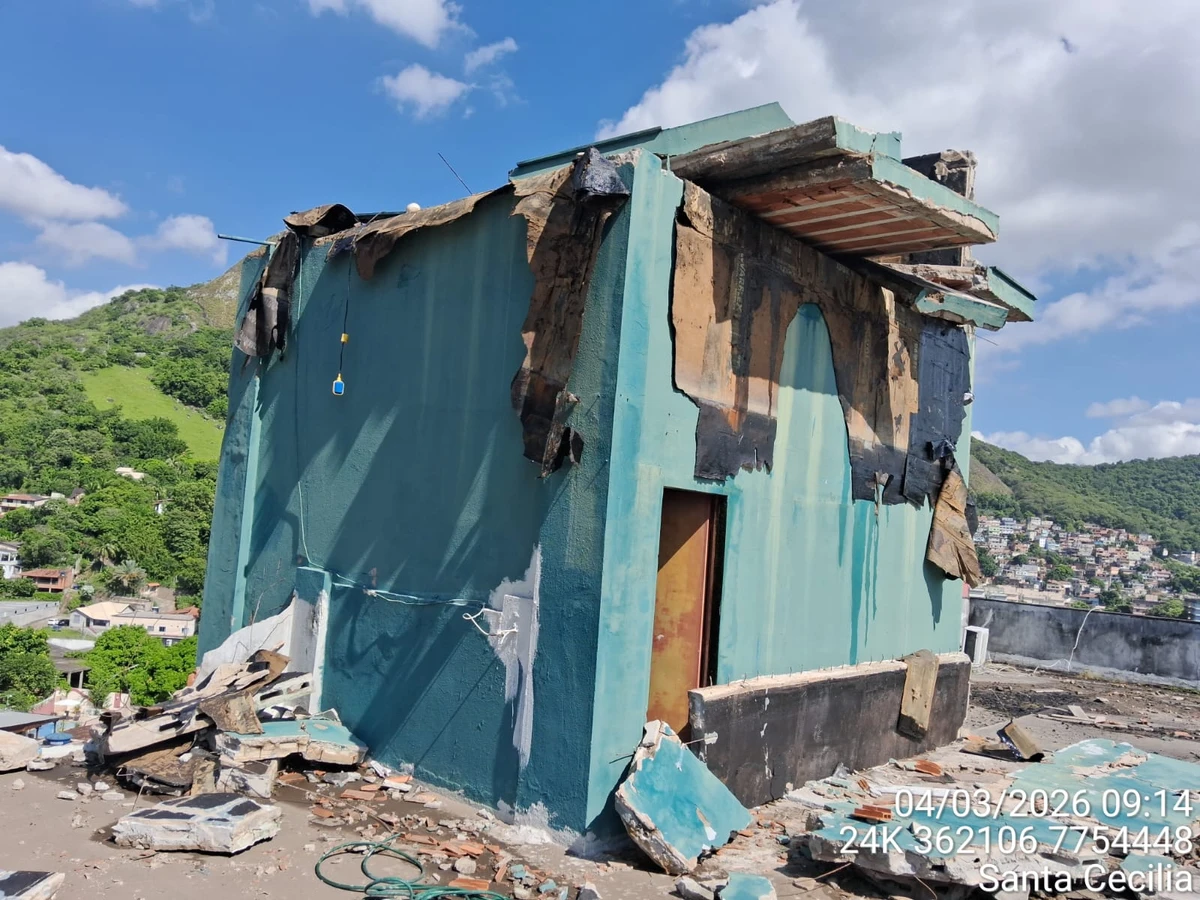 Caixa d'água estoura, inunda prédio e destroços atingem casas vizinhas em Vitória por Divulgação | Crea-ES