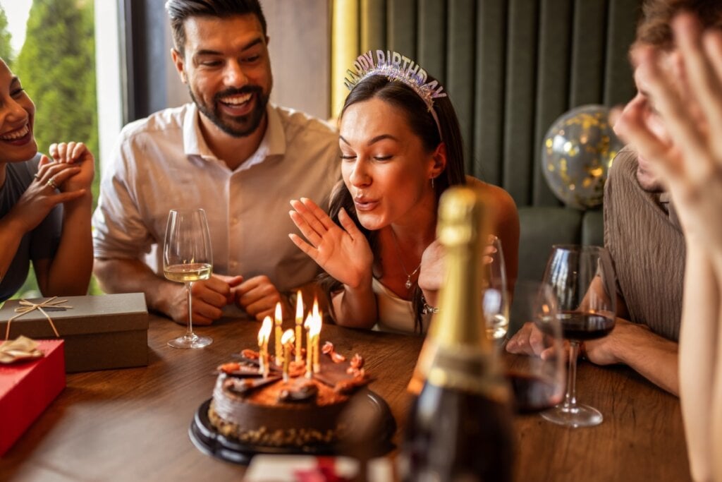 Celebrar aniversários em restaurantes transforma o momento em uma experiência prática e acolhedora (Imagem: adriaticfoto | Shutterstock)