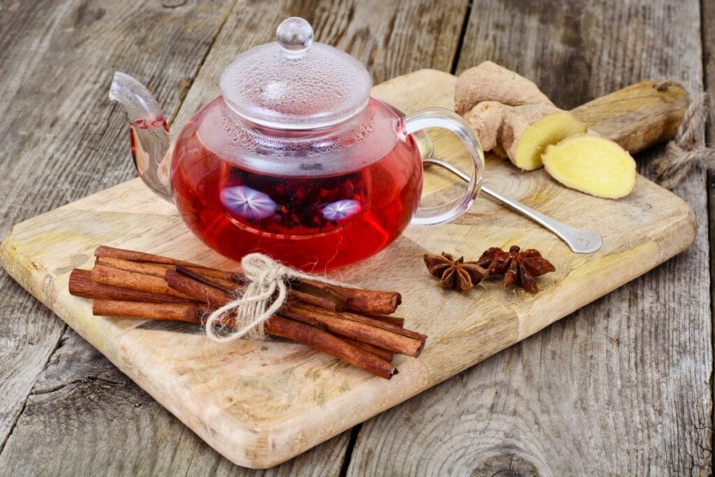 Chá de gengibre com canela (Imagem: ArtCookStudio | Shutterstock)