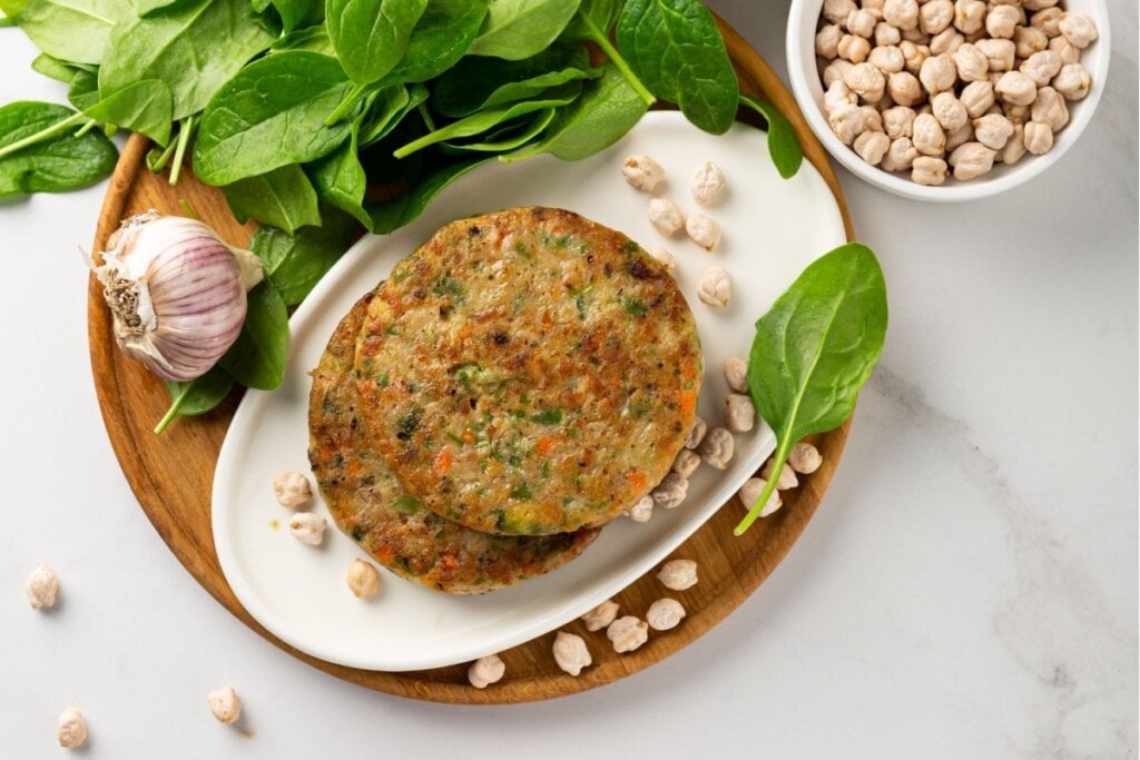 Hambúrguer de grão-de-bico e espinafre (Imagem: Afanasieva | Shutterstock)