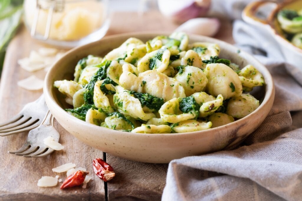 Orecchiette com espinafre e alho (Imagem: kuvona | Shutterstock)
