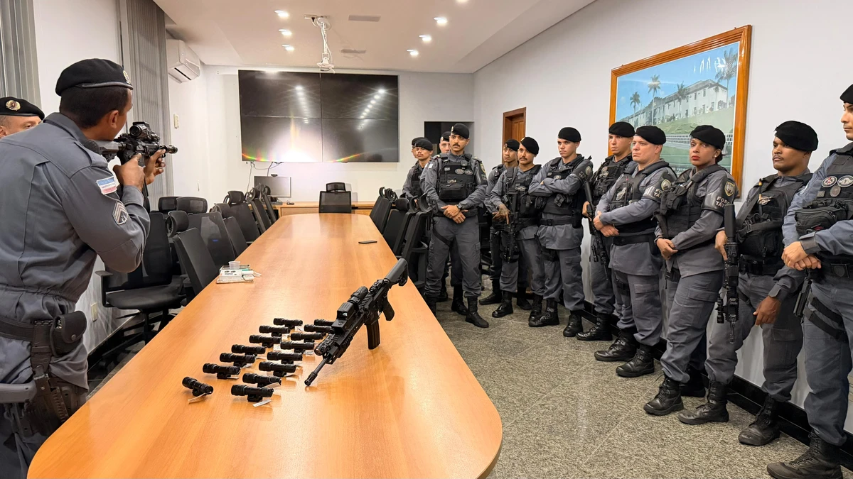 Entrega das lanternas ao efetivo das Forças Táticas da PMES