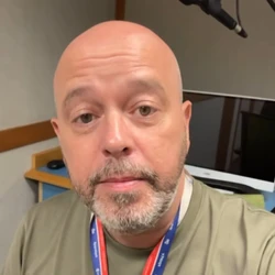 Quando o pólipo é maior ou não responde ao tratamento conservador, pode ser indicada cirurgia para retirada da lesão