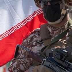 Com suas capacidades militares consideradas fortemente reduzidas para lutar contra o poderio superior dos Estados Unidos e Israel, especialistas acreditam que o Irã busca estabelecer uma estratégia para ampliar e prolongar o conflito, aumentando seus custos para os adversários.