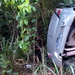Testemunhas relataram à Polícia Militar que o motorista teria perdido o controle da direção ao esbarrar na carga de uma carreta enquanto a ultrapassava