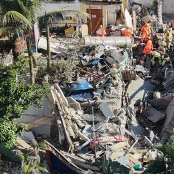 Nove conseguiram deixar o local, pois não estavam na área afetada pela queda da estrutura; outras seis pessoas seguem sob os escombros