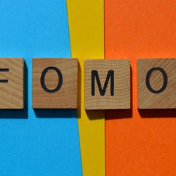 Esse estado emocional pode gerar uma sensação contínua de inadequação ou de que a própria vida é menos interessante