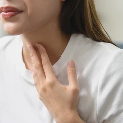 A glândula integra o sistema endócrino e é responsável pela produção dos hormônios tireoidianos, substâncias que regulam diversas funções do organismo, principalmente o metabolismo