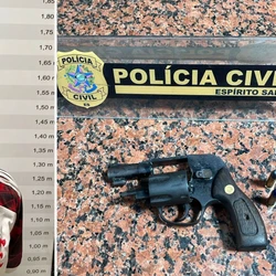 Suspeito de 48 anos teria se revoltado após ofensas e voltou armado ao local para matar o colega, que conseguiu se esquivar