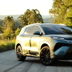 Esportivo de sete lugares, que passa a ser o híbrido mais caro da marca no Brasil, acelera de 0 a 100 km/h em 4,9 segundos e tem autonomia de 111 km no modo elétrico