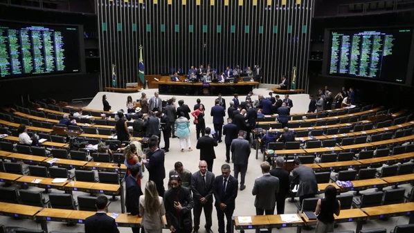 Redução da maioridade ficou fora da PEC após acordo entre Câmara e governo; texto aprovado em dois turnos na Câmara foi encaminhado ao Senado