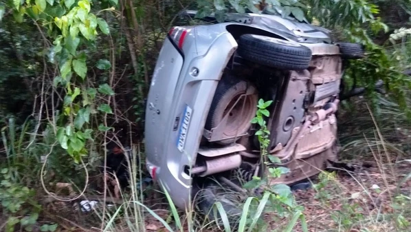 Testemunhas relataram à Polícia Militar que o motorista teria perdido o controle da direção ao esbarrar na carga de uma carreta enquanto a ultrapassava