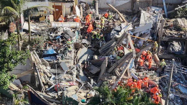 Nove conseguiram deixar o local, pois não estavam na área afetada pela queda da estrutura; outras seis pessoas seguem sob os escombros