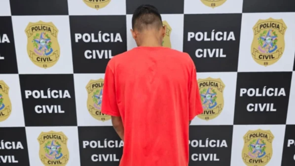 Segundo a polícia, o homem possui uma extensa ficha criminal e, além das três condenações por roubo, também possui condenações por tortura e porte ilegal de arma de fogo