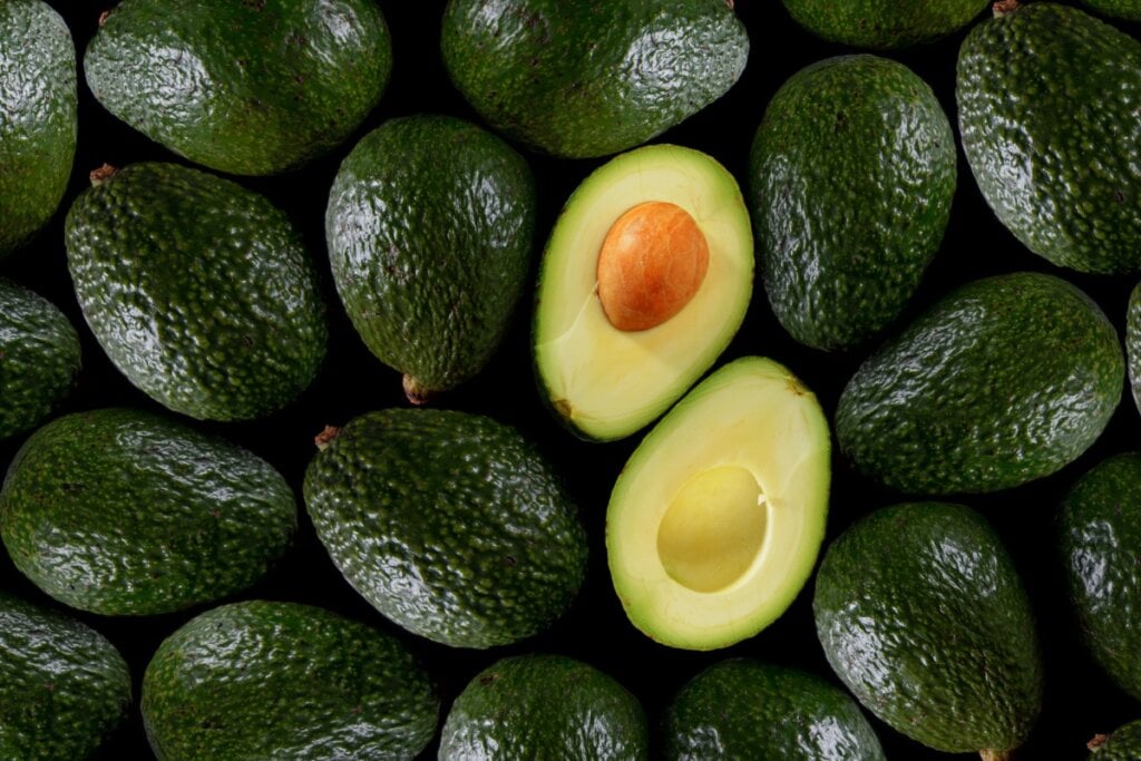 Entre as fontes de gorduras saudáveis, o abacate fornece nutrientes que ajudam no controle da pressão e na produção hormonal (Imagem: Nikola Bilic | Shutterstock)