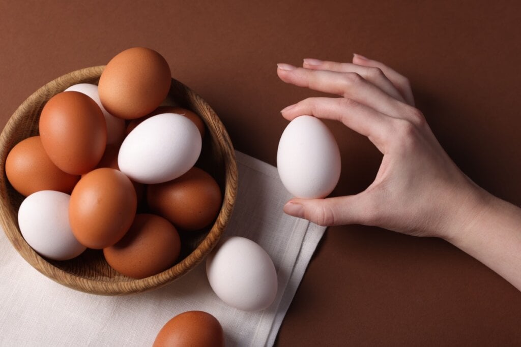 Fonte completa de proteínas e nutrientes como colina e vitamina B12, o ovo ajuda na manutenção muscular e no funcionamento do cérebro (Imagem: New Africa | Shutterstock)
