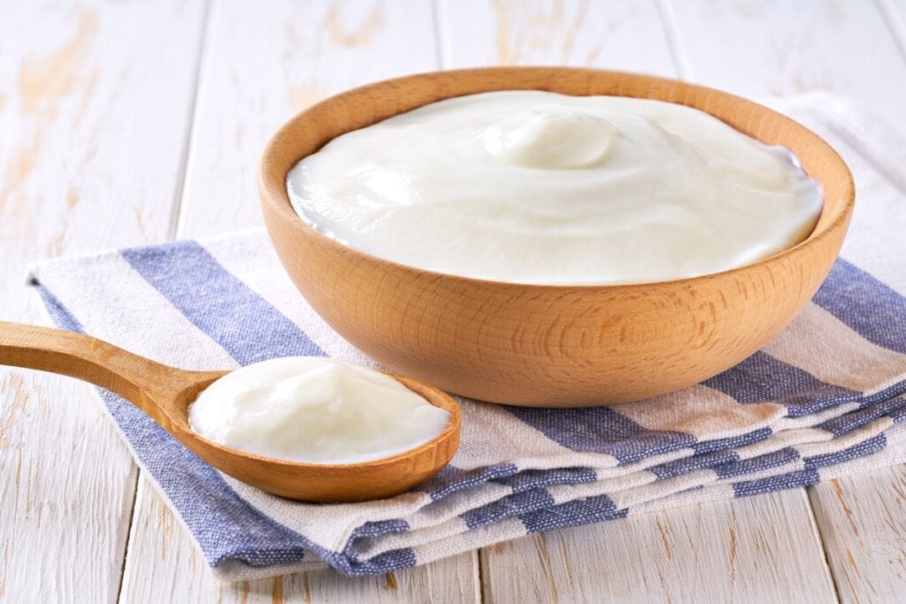 Presente em muitas dietas equilibradas, o iogurte natural fornece cálcio e probióticos que fortalecem os ossos e favorecem o intestino (Imagem: itor | Shutterstock)