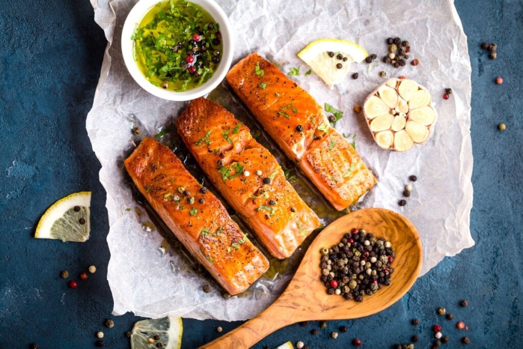 Rico em ômega-3, vitamina D e proteínas de qualidade, o salmão contribui para o equilíbrio do humor, a saúde do coração e a força óssea (Elena Eryomenko | ShutterStock)