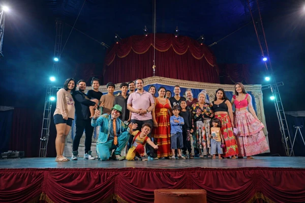 Padre Clebson de Souza Rodrigues (na frente de mãos cruzadas) reuniu católicos e ciganos sob a lona de um circo em Guaçuí