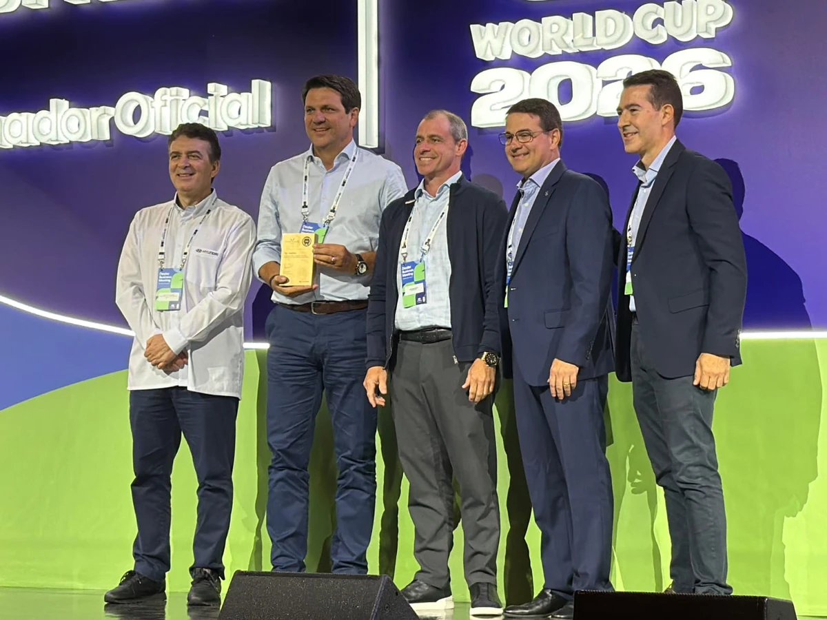 Paulo Daltin e José Braz Neto com executivos da Hyundai