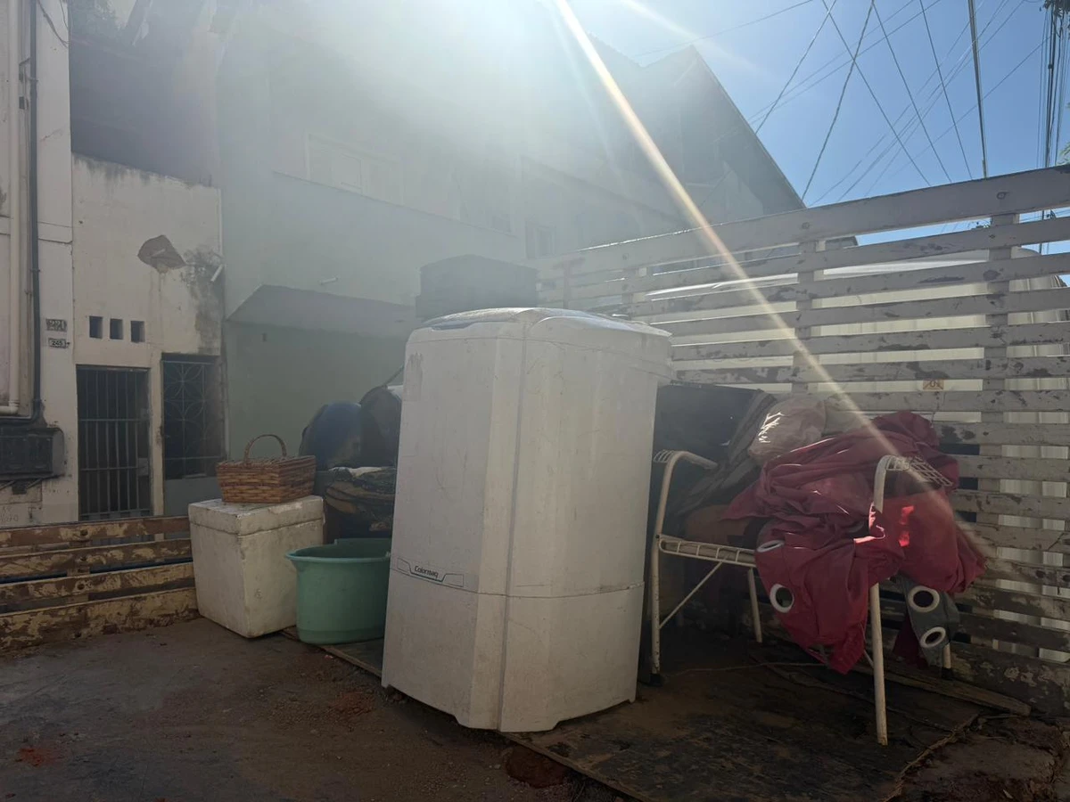 Prefeitura retirou móveis e realizou limpeza nos prédios abandonados que estavam ocupados em Cachoeiro por Isabelle Oliveira