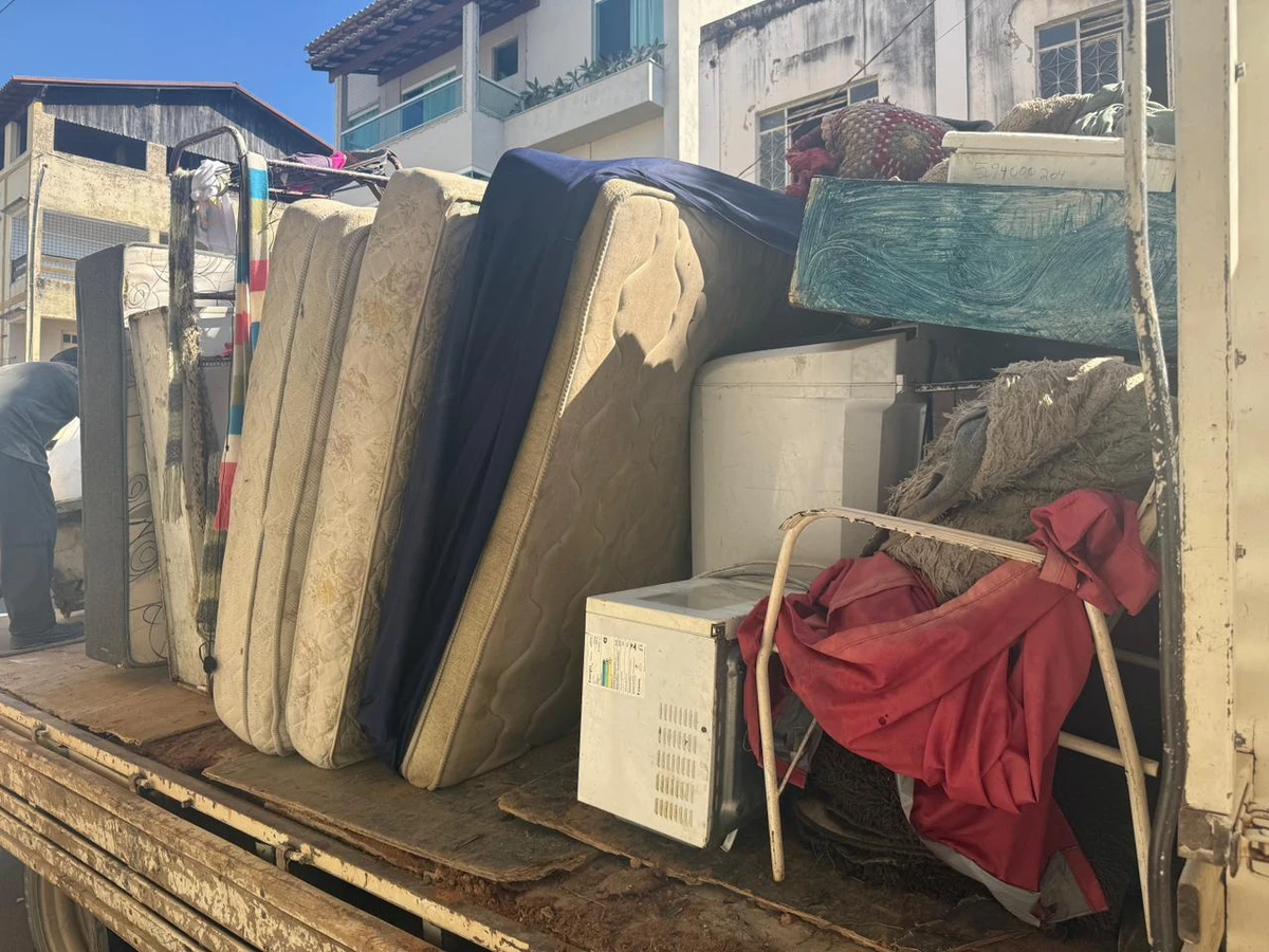 Prefeitura retirou móveis e realizou limpeza nos prédios abandonados que estavam ocupados em Cachoeiro por Isabelle Oliveira