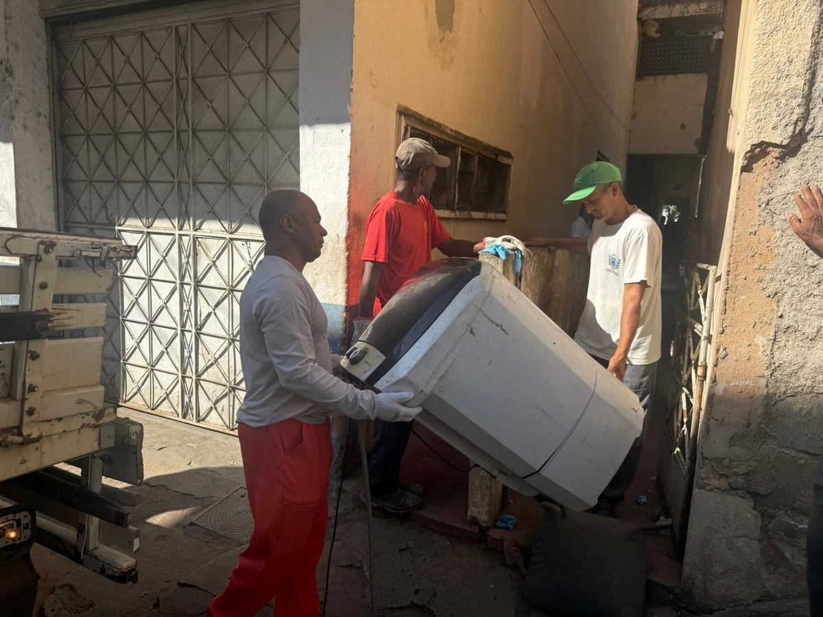 Prefeitura retirou móveis e realizou limpeza nos prédios abandonados que estavam ocupados em Cachoeiro por Isabelle Oliveira