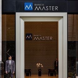 Reportagens chamam atenção para revelações sobre existência de possível 'milícia pessoal' do empresário e para o envolvimento de dois servidores do BC no caso.