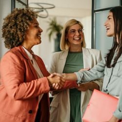 Veja como ações práticas podem transformar o ambiente de trabalho, tornando-o mais saudável, seguro e motivador