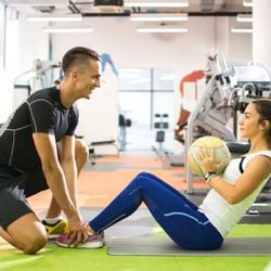 O sedentarismo pode desacelerar o trânsito intestinal e contribuir para sintomas como gases, inchaço abdominal e constipação