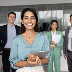 Percepções culturais influenciam a autoridade feminina em posições de poder
