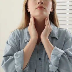 Os sintomas podem variar dependendo se a tireoide está funcionando menos do que deveria (hipotireoidismo) ou mais do que deveria (hipertireoidismo)