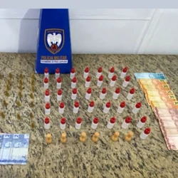 Suspeito de 19 anos foi detido durante patrulhamento da PM no bairro Alto Bela Vista; drogas estavam escondidas em área de mata conhecida como “Fazendinha”