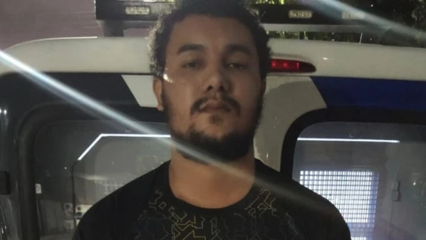 Na última quinta-feira (5), ele foi flagrado com a namorada em uma casa, onde a polícia encontrou diversos tipos de drogas, no bairro Itararé