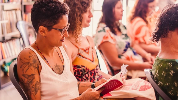 Evento do projeto Livro por Elas debate a escrita de mulheres e a obra “Fogo de Palha”, de Carla Guerson, em roda de conversa na Casa Cultural 155