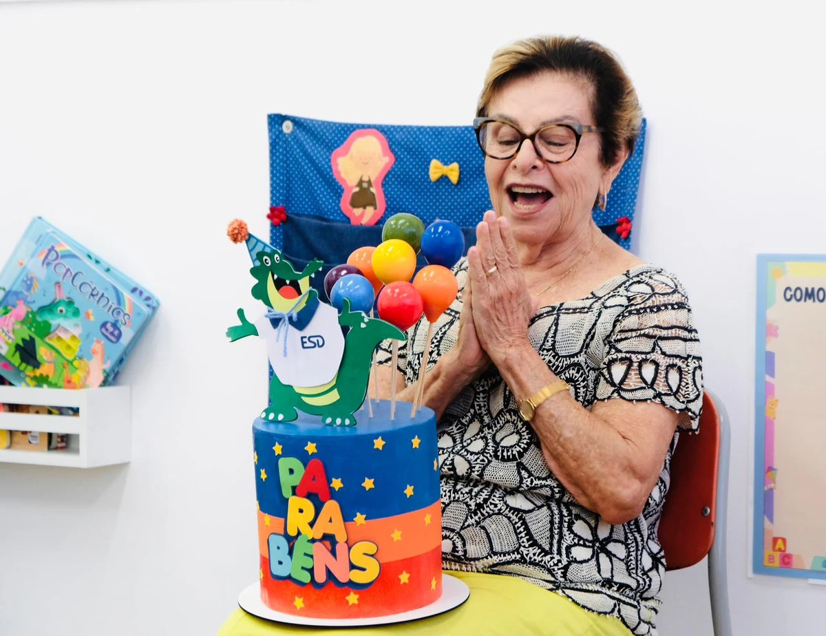 A fundadora, Margarida Daher Carneiro, a Tia Magá, celebra os 53 anos da Escola São Domingos compartilhando essa trajetória com os pequenos do Infantil 3.