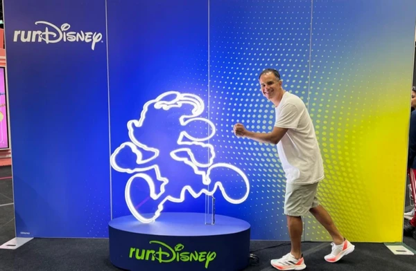 Bruno acompanhou toda a jornada dos atletas, desde a hospedagem no Disney’s All-Star Music Resort até a largada no EPCOT. Crédito: divulgação