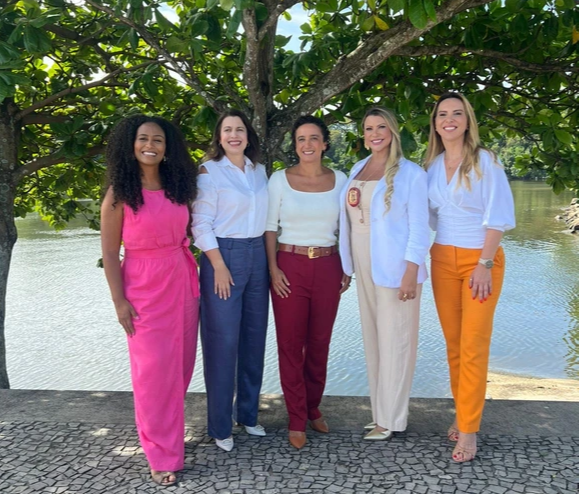 Thuzza Machado, diretora da Mulher Advogada da OAB-ES; Nara Borgo, secretária de Estado de Direitos Humanos; Erica Neves, presidente da OAB-ES; Claudia Dematte, delegada-chefe da Divisão Especializada de Atendimento à Mulher da Polícia Civil; e Cris Samorini, vice-prefeita de Vitória. Crédito: divulgação